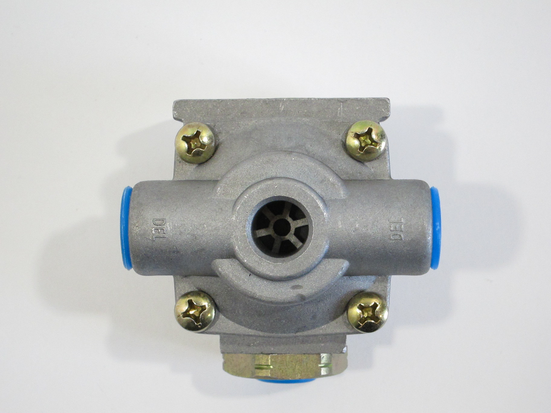 Кран 4х контурный вольво fh12. Ускорительный клапан полуприцепа wabco. Распределительный кран т-80. Клапан пневмосистемы хайгер 6885. Воздухораспределитель чмзап 11-3531010-70.